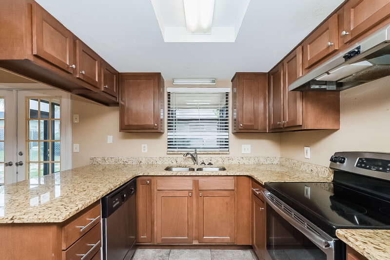 1,755/Mo, 7700 Vienna Ln Port Richey, FL 34668 Kitchen View 2