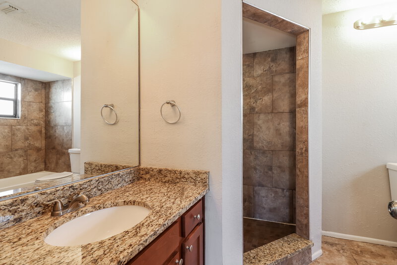 1,635/Mo, 9310 Tamworth Ln Port Richey, FL 34668 Main Bathroom View