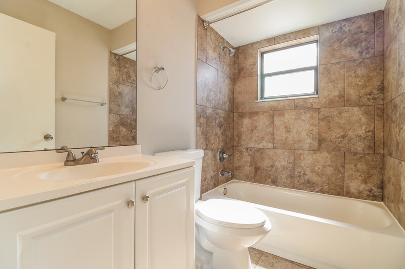 1,635/Mo, 9310 Tamworth Ln Port Richey, FL 34668 Bathroom View