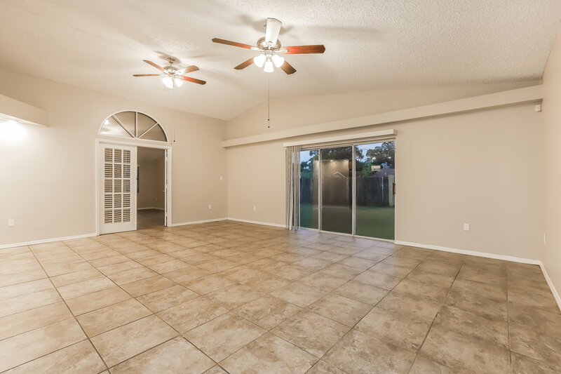 2,075/Mo, 3511 Breezewood Dr Tampa, FL 33619 Family Room View 2