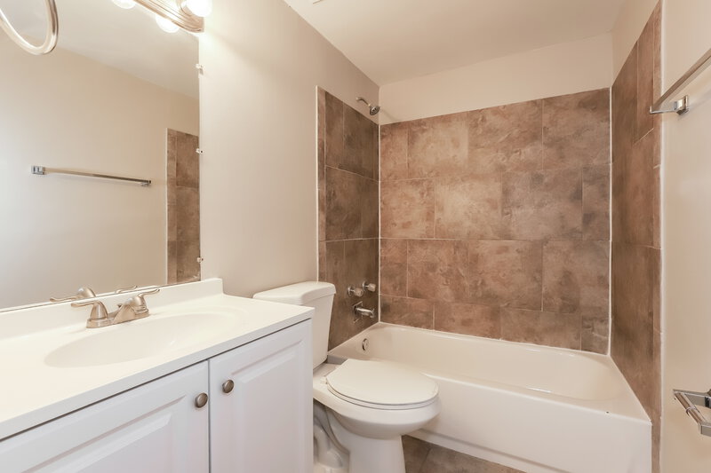 2,075/Mo, 3511 Breezewood Dr Tampa, FL 33619 Main Bathroom View