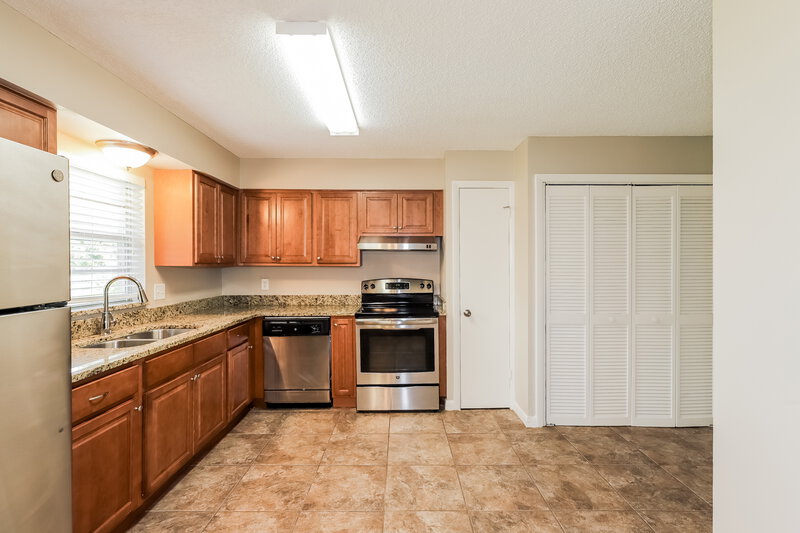 1,850/Mo, 2927 Northbrook Ln Lakeland, FL 33811 Kitchen View