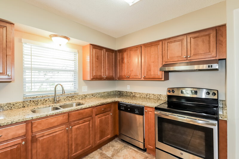 1,850/Mo, 2927 Northbrook Ln Lakeland, FL 33811 Kitchen View 2