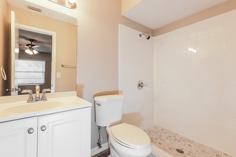 1,850/Mo, 2927 Northbrook Ln Lakeland, FL 33811 Main Bathroom View