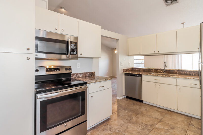 1,895/Mo, 7827 Adelaide Loop New Port Richey, FL 34655 Kitchen View 2