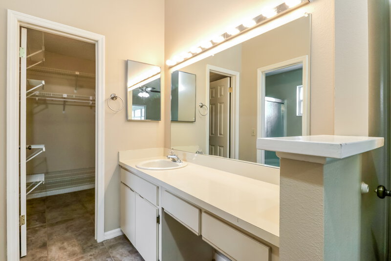 1,830/Mo, 8537 Berkley Dr Hudson, FL 34667 Main Bathroom View 2