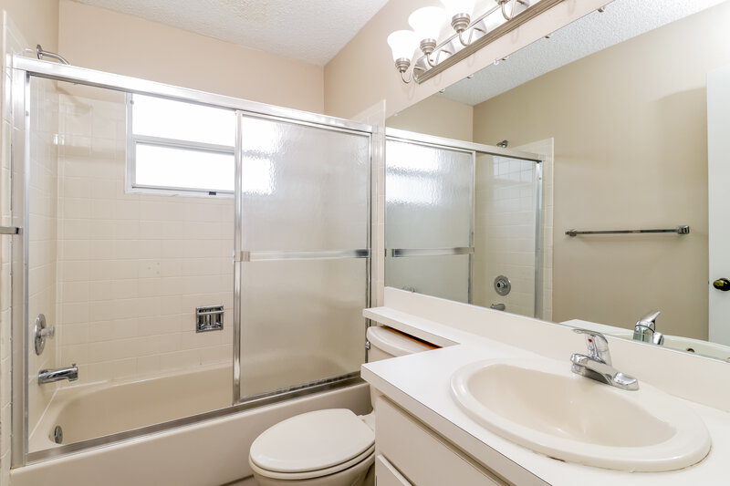 1,830/Mo, 8537 Berkley Dr Hudson, FL 34667 Bathroom View