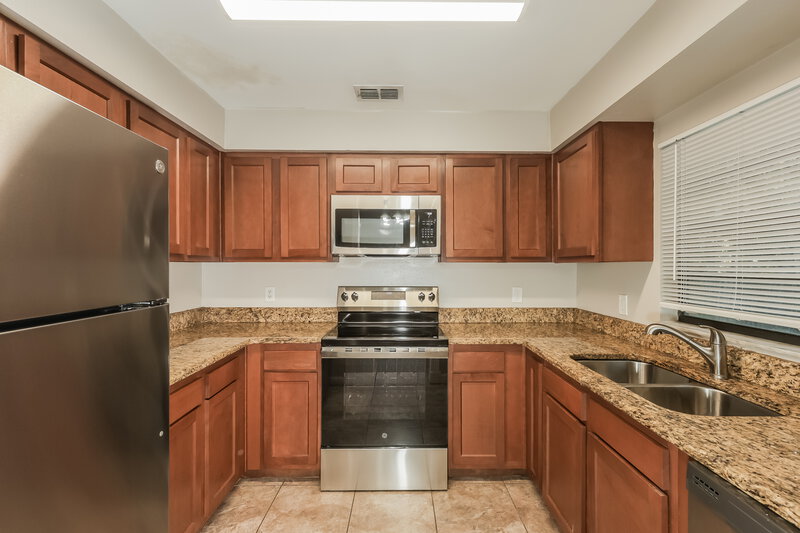 1,880/Mo, 614 Fox Lake Dr Lakeland, FL 33809 Kitchen View