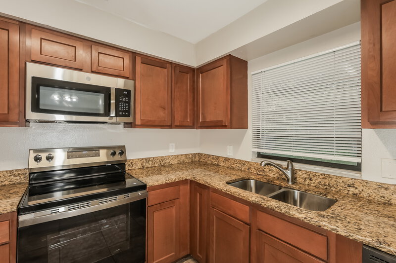 1,880/Mo, 614 Fox Lake Dr Lakeland, FL 33809 Kitchen View 2