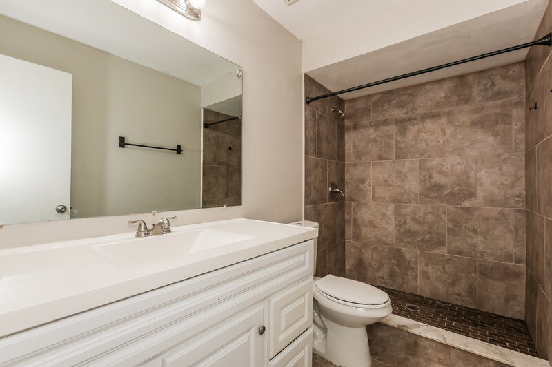 1,880/Mo, 614 Fox Lake Dr Lakeland, FL 33809 Main Bathroom View