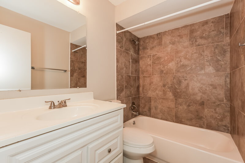 1,880/Mo, 614 Fox Lake Dr Lakeland, FL 33809 Bathroom View