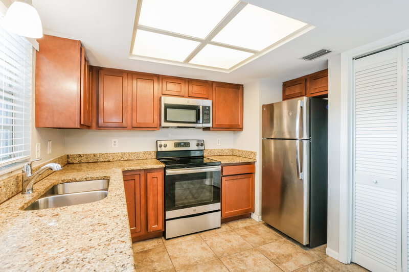 1,795/Mo, 634 Hemlock Ln Lakeland, FL 33810 Kitchen View 2