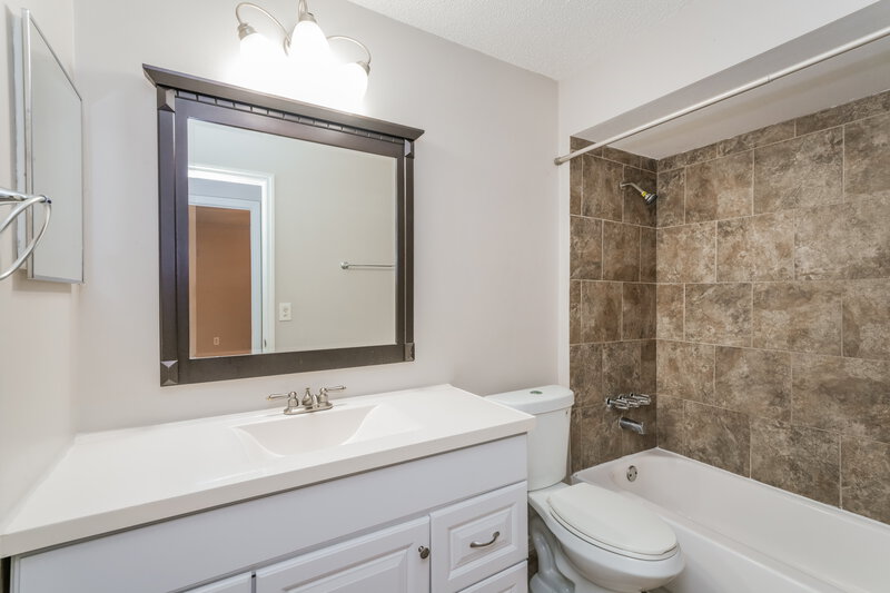 1,795/Mo, 634 Hemlock Ln Lakeland, FL 33810 Main Bathroom View