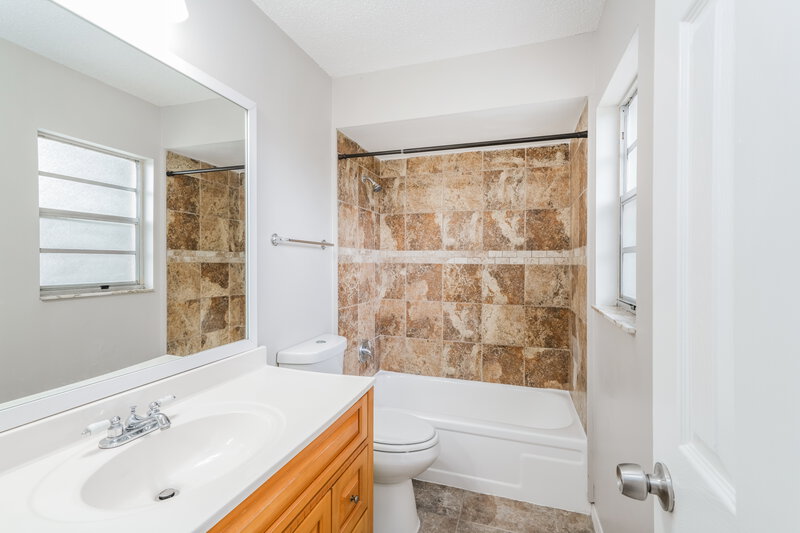 1,795/Mo, 634 Hemlock Ln Lakeland, FL 33810 Bathroom View