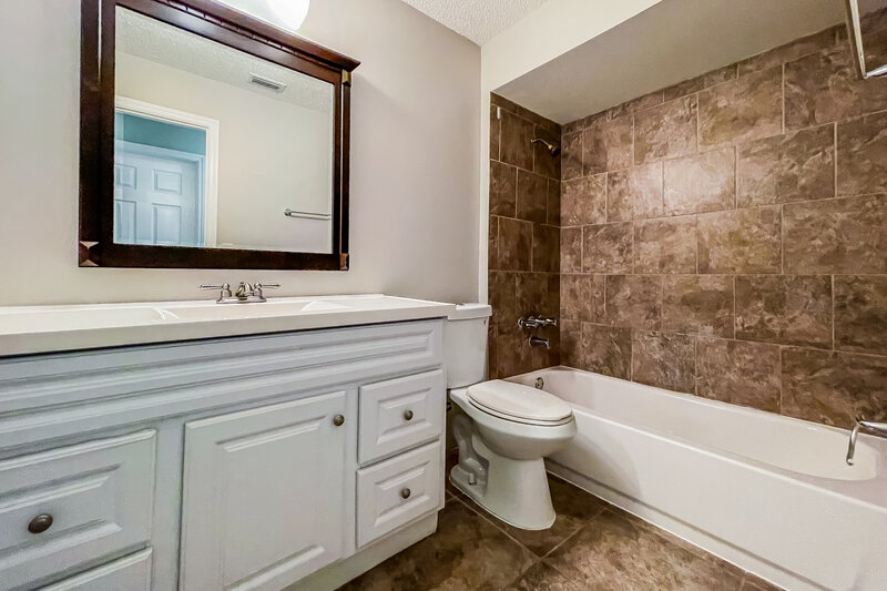 1,795/Mo, 634 Hemlock Ln Lakeland, FL 33810 Main Bathroom View 2