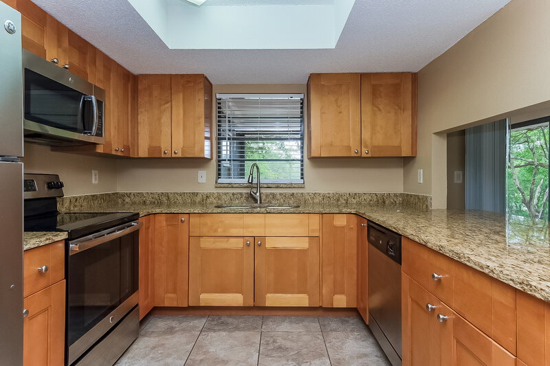1,750/Mo, 7332 Glen Cove Rd Weeki Wachee, FL 34613 Kitchen View