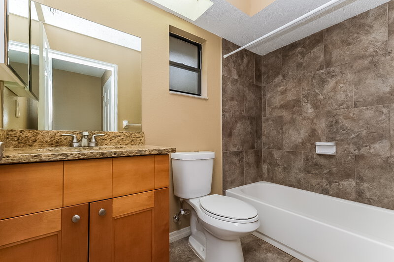 1,750/Mo, 7332 Glen Cove Rd Weeki Wachee, FL 34613 Main Bathroom View
