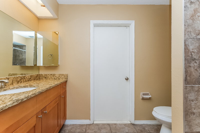 1,750/Mo, 7332 Glen Cove Rd Weeki Wachee, FL 34613 Bathroom View