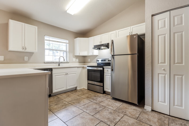 2,390/Mo, 3145 23rd St N St Petersburg, FL 33713 Kitchen View 2
