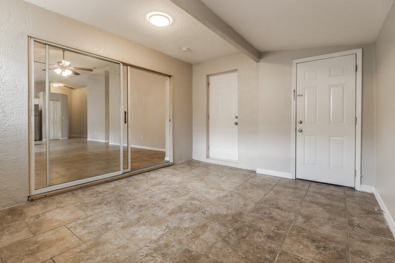 2,390/Mo, 3145 23rd St N St Petersburg, FL 33713 Family Room View 2
