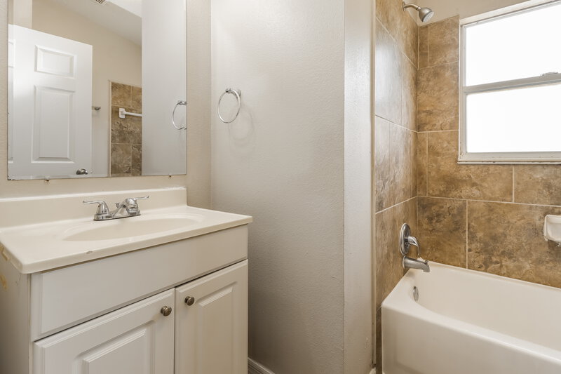 2,390/Mo, 3145 23rd St N St Petersburg, FL 33713 Main Bathroom View