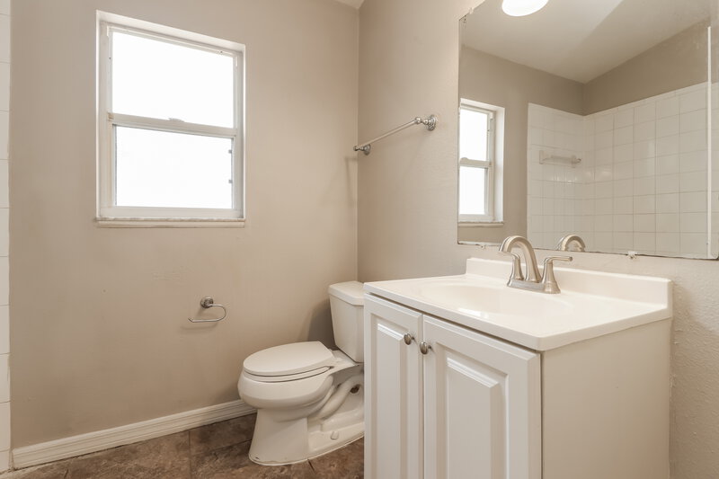 2,390/Mo, 3145 23rd St N St Petersburg, FL 33713 Bathroom View