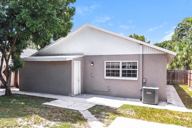 2,390/Mo, 3145 23rd St N St Petersburg, FL 33713 Rear View