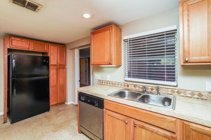 1,940/Mo, 5917 Missouri Ave New Port Richey, FL 34652 Kitchen View 2