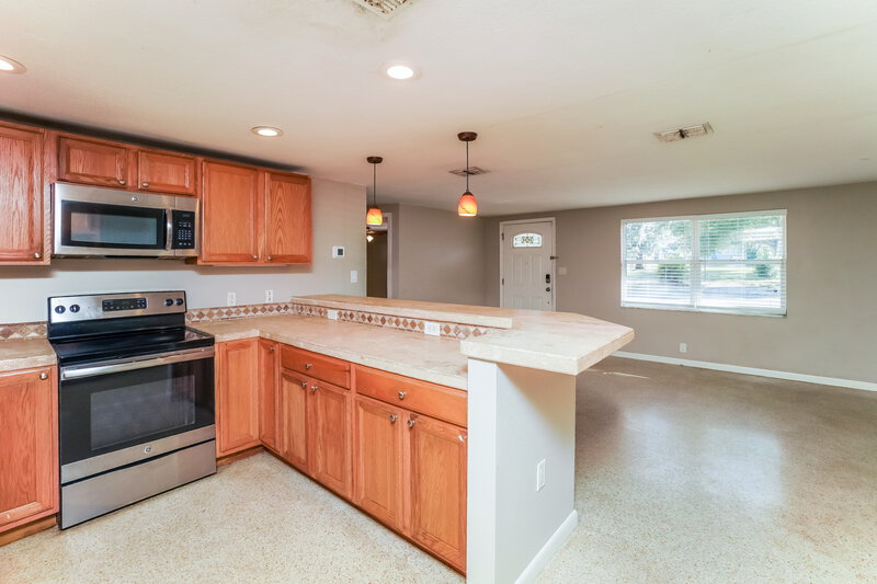 1,940/Mo, 5917 Missouri Ave New Port Richey, FL 34652 Kitchen View 3