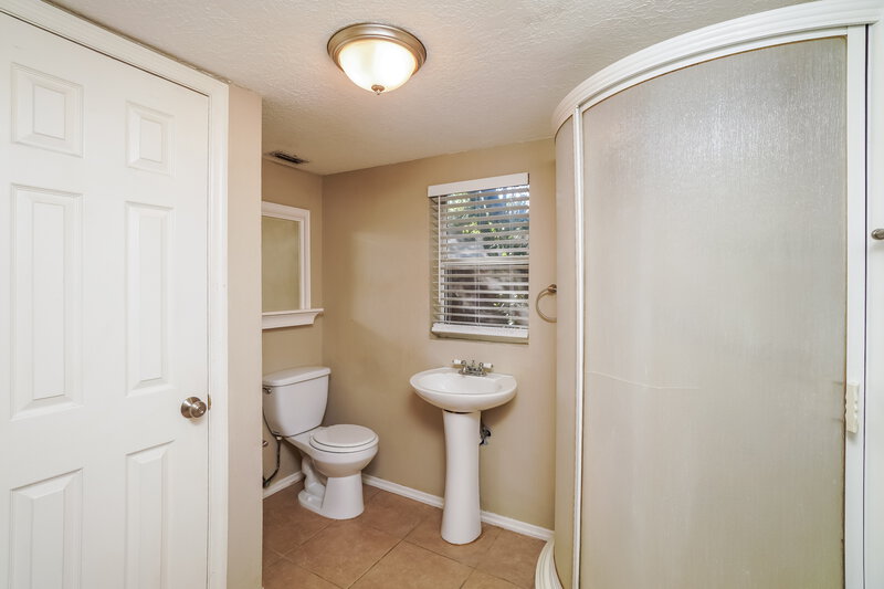 1,940/Mo, 5917 Missouri Ave New Port Richey, FL 34652 Main Bathroom View