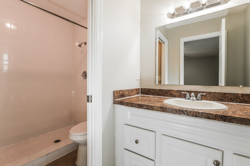 3,140/Mo, 3420 Cindy Ln Lakeland, FL 33801 Main Bathroom View