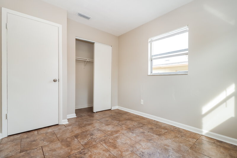 1,895/Mo, 5640 62nd St N St Petersburg, FL 33709 Bedroom View 2