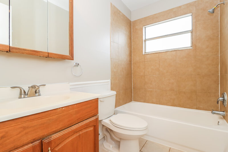 1,895/Mo, 5640 62nd St N St Petersburg, FL 33709 Bathroom View