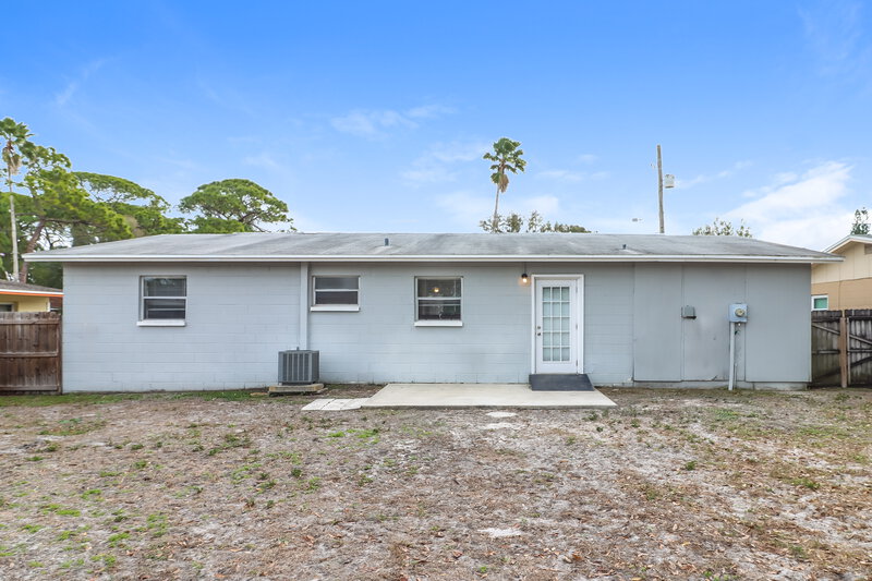 1,895/Mo, 5640 62nd St N St Petersburg, FL 33709 Rear View