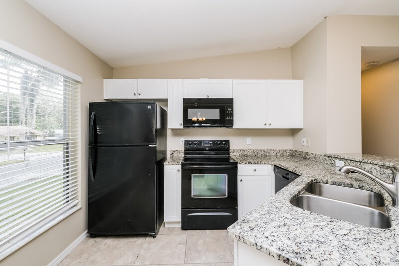 2,780/Mo, 721 W Thomas St Lakeland, FL 33805 Kitchen View