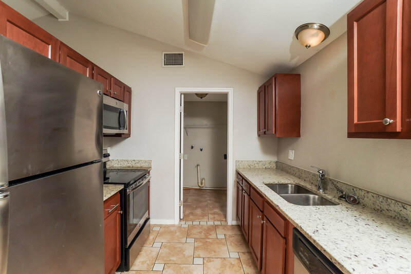 2,860/Mo, 8911 Richfield Ct Tampa, FL 33634 Kitchen View