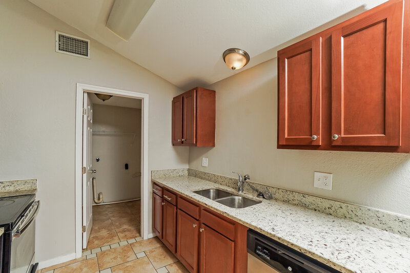 2,860/Mo, 8911 Richfield Ct Tampa, FL 33634 Kitchen View 2