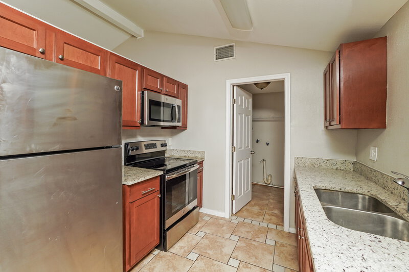 2,860/Mo, 8911 Richfield Ct Tampa, FL 33634 Kitchen View 3