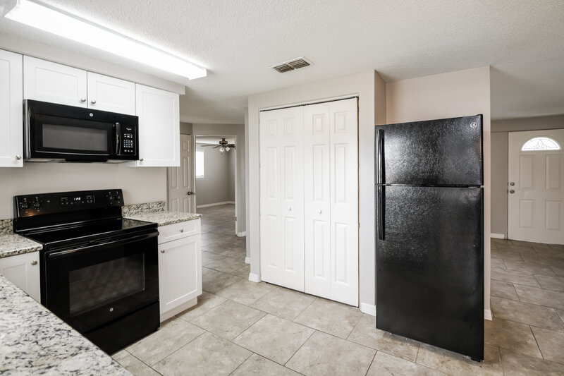 2,560/Mo, 4024 Cranbrook Pl New Port Richey, FL 34652 Kitchen View 3