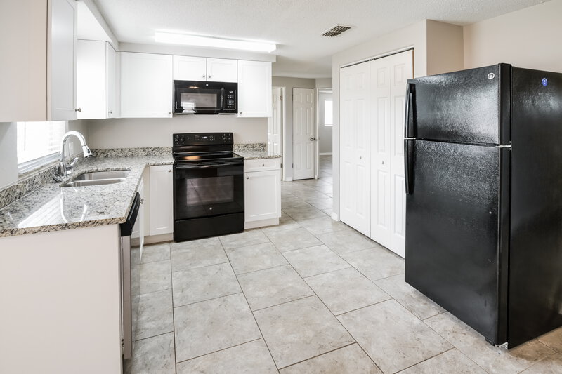 2,560/Mo, 4024 Cranbrook Pl New Port Richey, FL 34652 Kitchen View 4