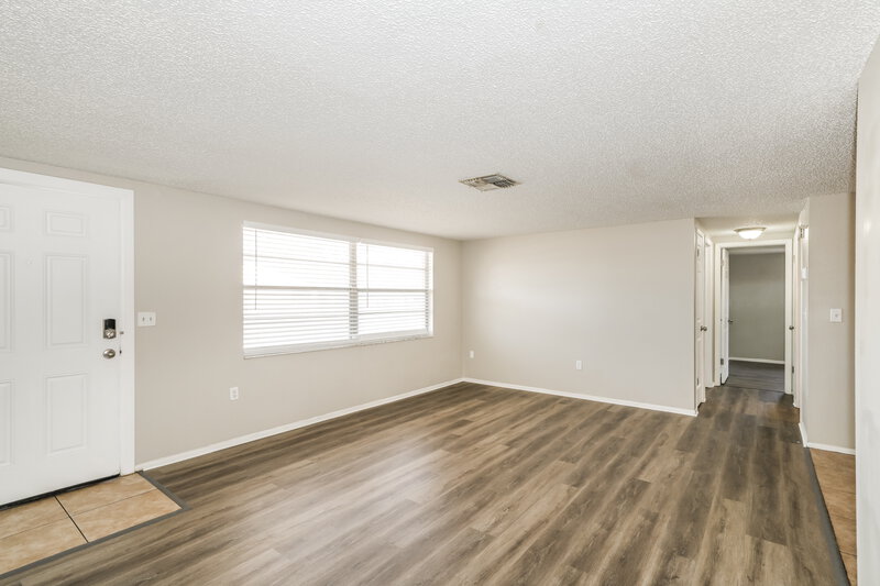 0/Mo, 11610 Meadow Dr Port Richey, FL 34668 Living Room View 2
