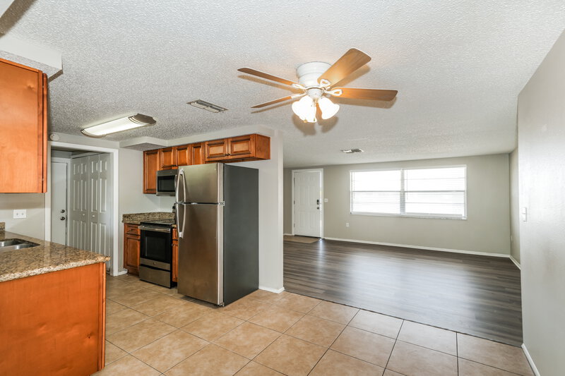 0/Mo, 11610 Meadow Dr Port Richey, FL 34668 Dining Room View 2