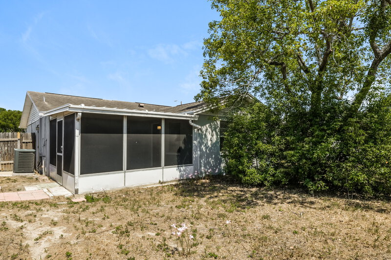 0/Mo, 11610 Meadow Dr Port Richey, FL 34668 Rear View