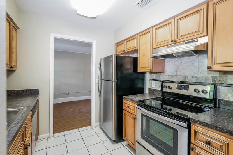 3,350/Mo, 3210 Pinellas Pl Tampa, FL 33619 Kitchen View