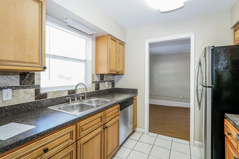 3,350/Mo, 3210 Pinellas Pl Tampa, FL 33619 Kitchen View 2