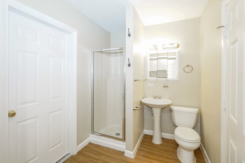 3,350/Mo, 3210 Pinellas Pl Tampa, FL 33619 Main Bathroom View