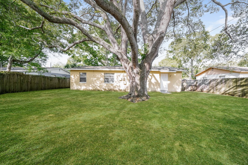 3,350/Mo, 3210 Pinellas Pl Tampa, FL 33619 Rear View