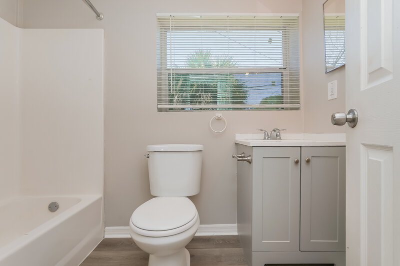 2,135/Mo, 2250 119th St Seminole, FL 33778 Main Bathroom View