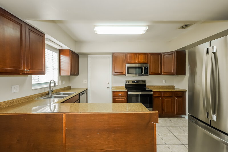 1,980/Mo, 11213 McMullen Loop Riverview, FL 33569 Kitchen View