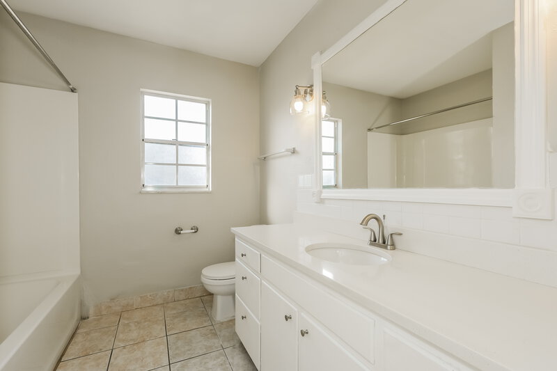 1,980/Mo, 11213 McMullen Loop Riverview, FL 33569 Main Bathroom View